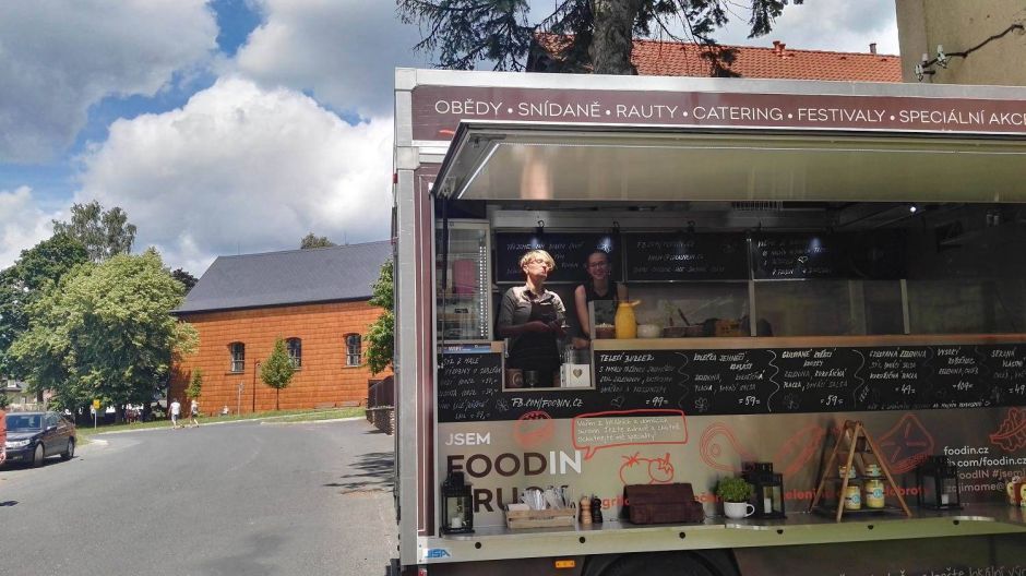 FoodIN truck před Slunečnou kavárnou